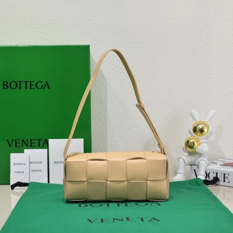 Batch 1420 BV autumn and winter beautiful armpit bag, breaking your definition of armpits BOTTEGA's new BRICK CASSETTE is small and exquisite, breaking the definition of underarms without capacity. It is no longer a small waste bag, but also a classic woven style. Why not buy such a bag? The soft sheepskin material shows a sense of luxury. Style number: 9305 Size: 23.5*10*10cm